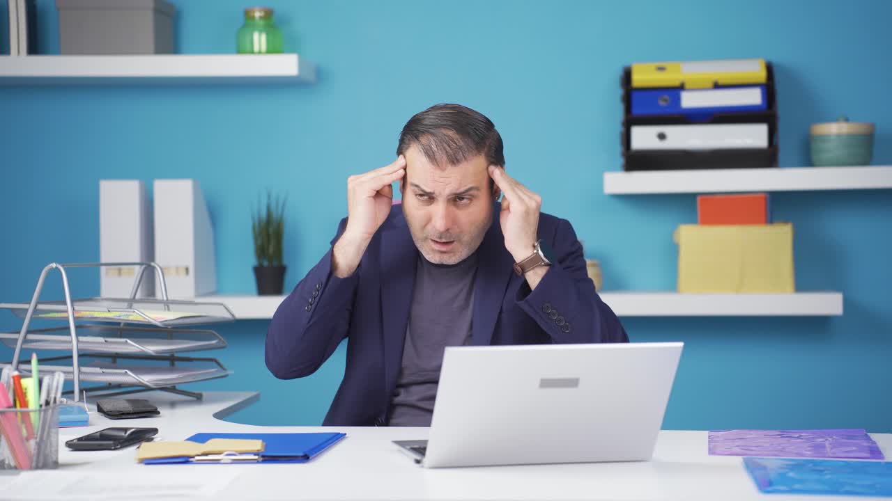 un uomo d'affari con un tumore al cervello ha mal di testa.