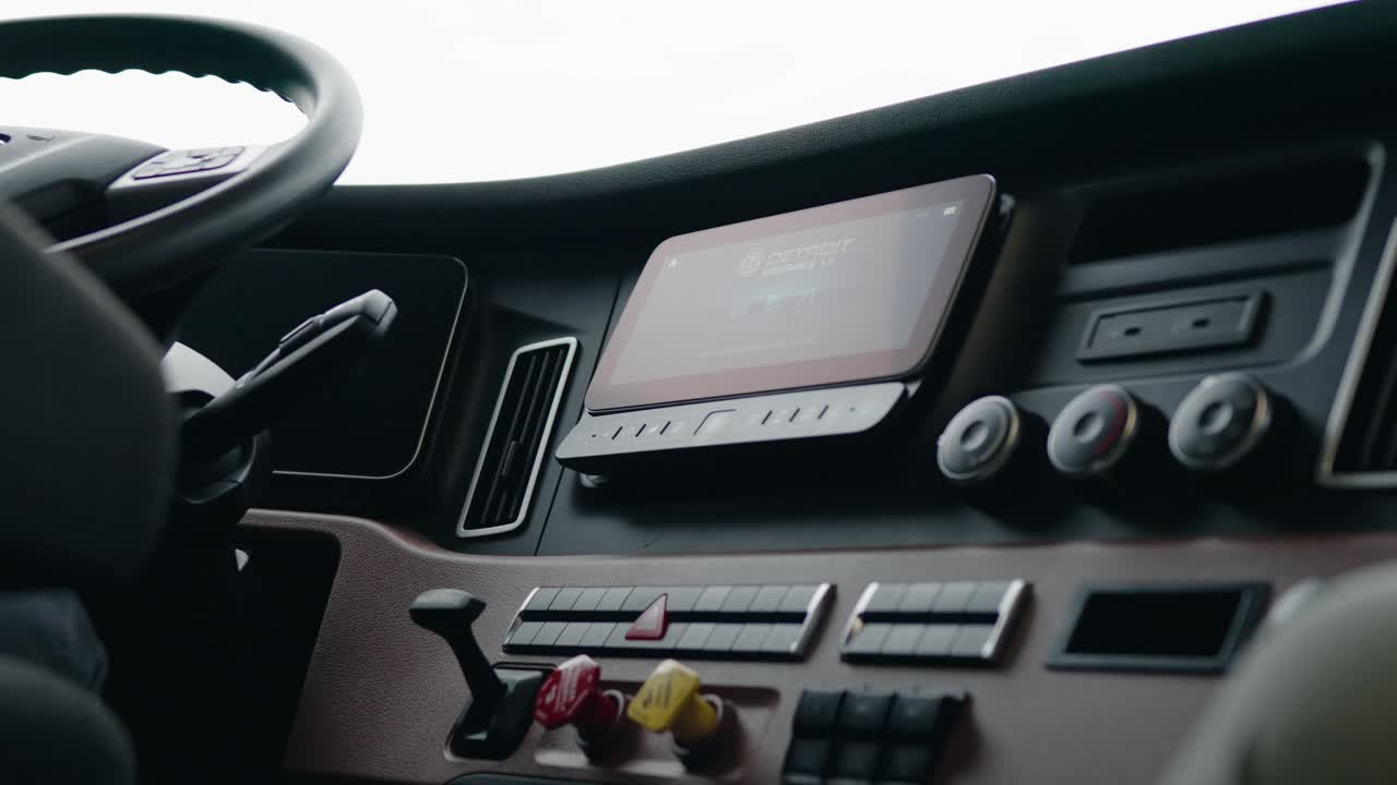 새로운 화물선 cascadia 2023 세미 트럭의 화면 켜기