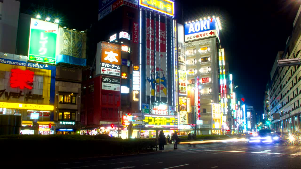 el lapso de la noche 4k en la estación de ikebukuro lado este obturador lento zoom out