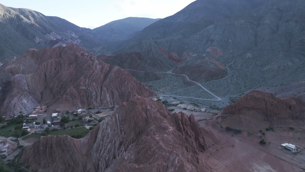drone aéreo vuela sobre las colinas de purmamarca, quebrada de humahuaca, jujuy argentina, montañas turísticas de siete colores, la américa del sur