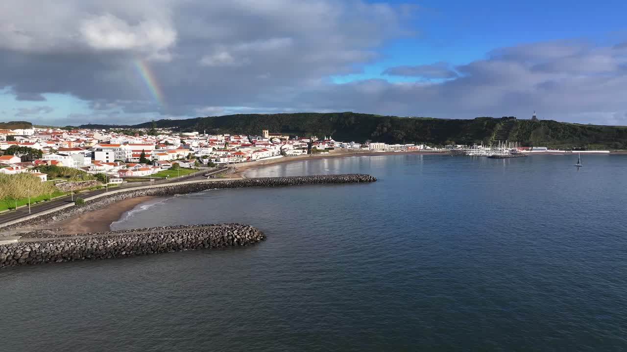 Pennelli che prevengono l'erosione costiera sulla costa di Praia da Vitória, Terceira. Drone.
