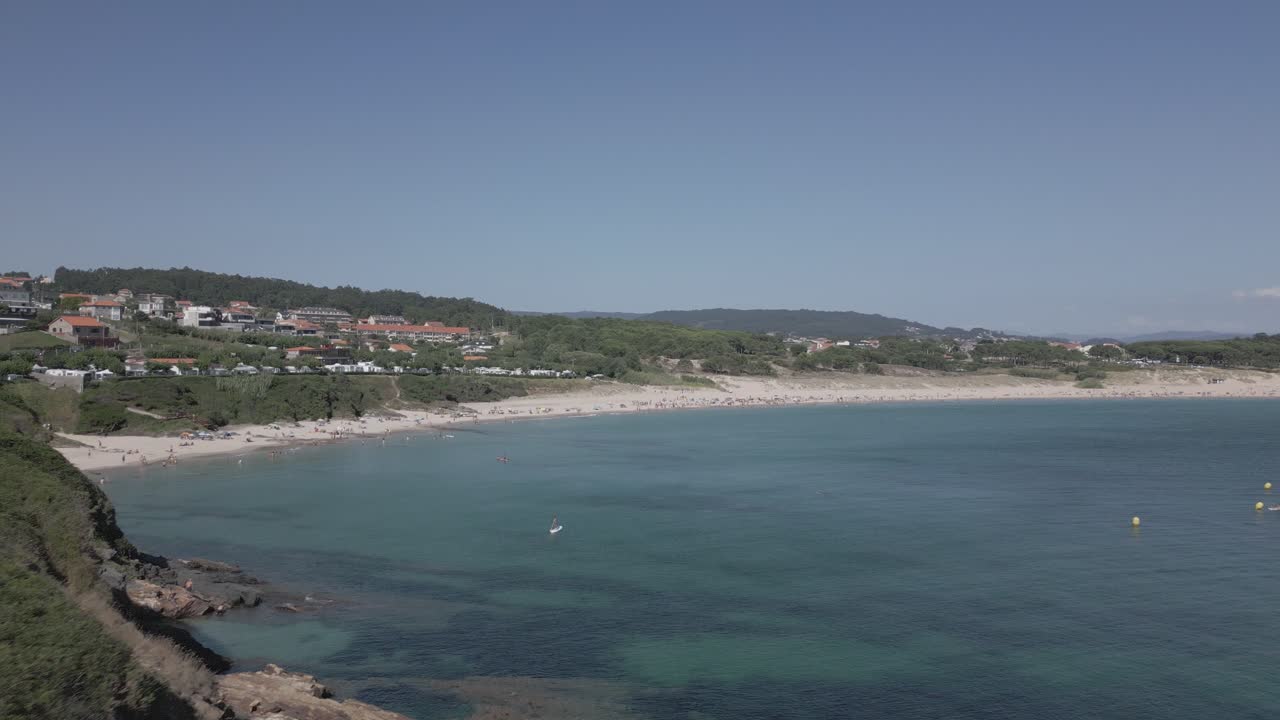 Filmato grezzo che rivela una spiaggia immensa con acqua limpida color smeraldo