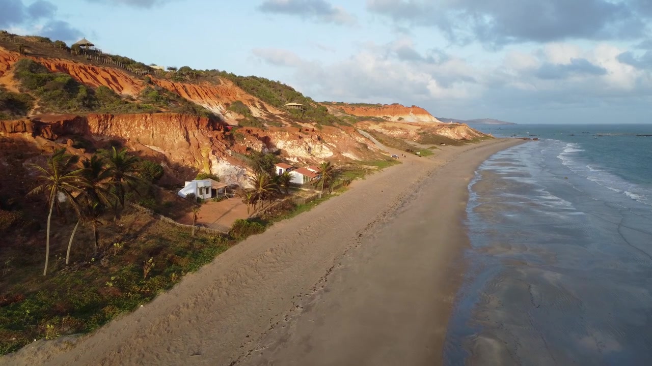 Cảnh quay theo dõi bằng drone một bãi biển tuyệt đẹp với những vách đá và bình minh ở đông bắc Brazil.