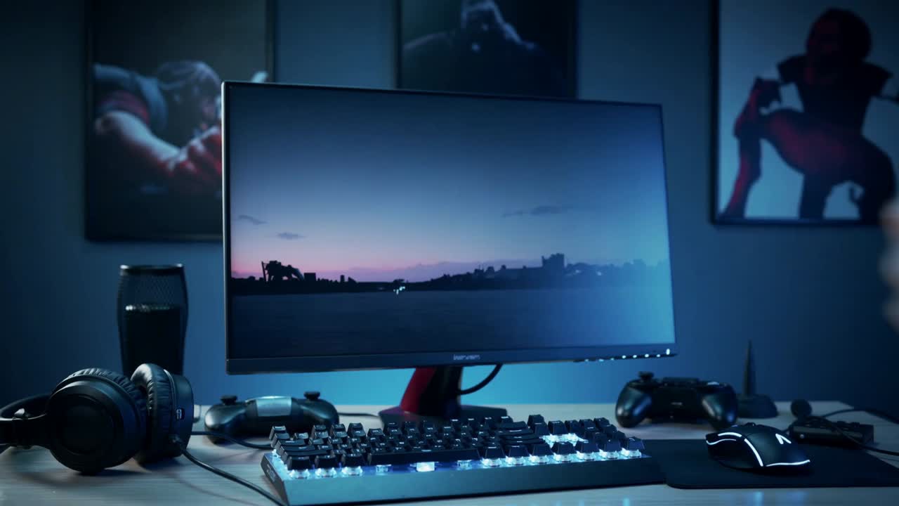 En knyttneve i en kort, mørk erme slår mot skjermen på et gamingbord og tester den knuste effekten