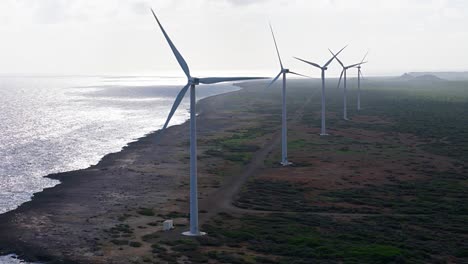 Vista-Aérea-Panorámica-De-Las-Turbinas-De-Los-Molinos-De-Viento-En-El-Parque-Eólico-De-Curazao.