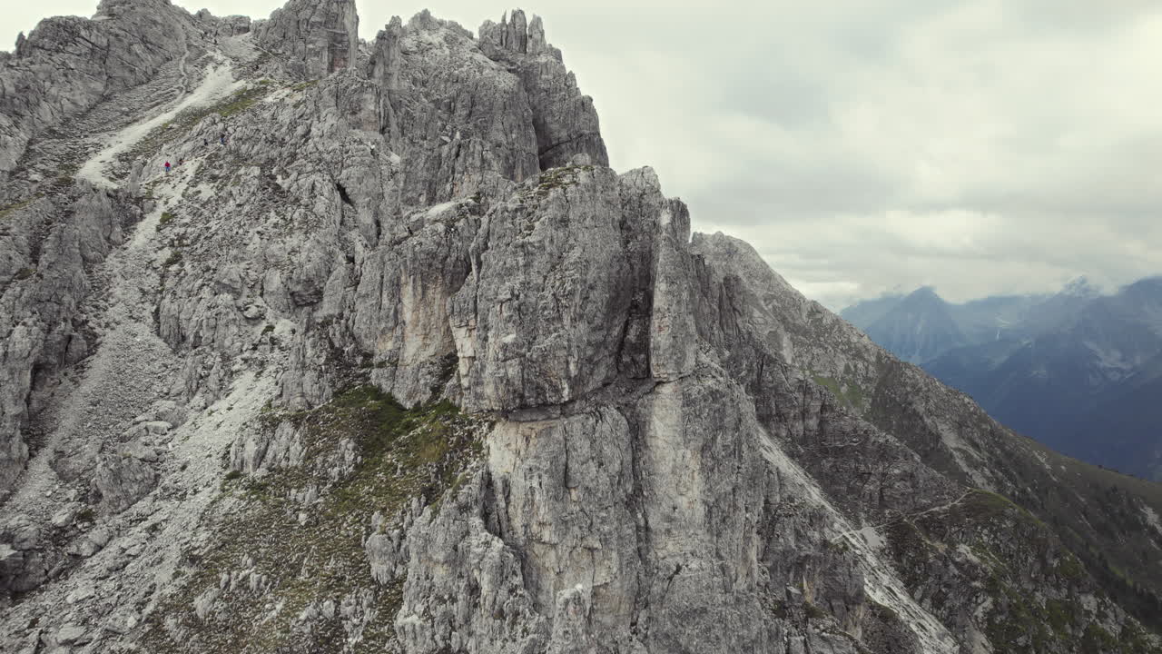 Bella vista aerea di montagne alpine 11er-6