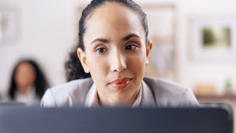 mujer de negocios, leyendo en una computadora portátil con cara