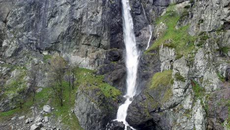 Luftaufstieg-Vom-Fuß-Des-Kademliya-Wasserfalls-In-Bulgarien
