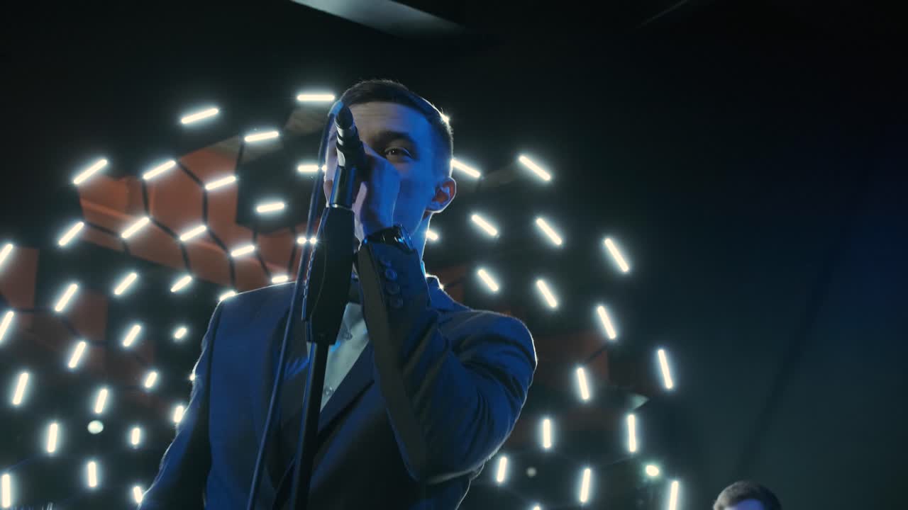 Elegante gruppo di giovani musicisti o rock band che suona sul palco nel club