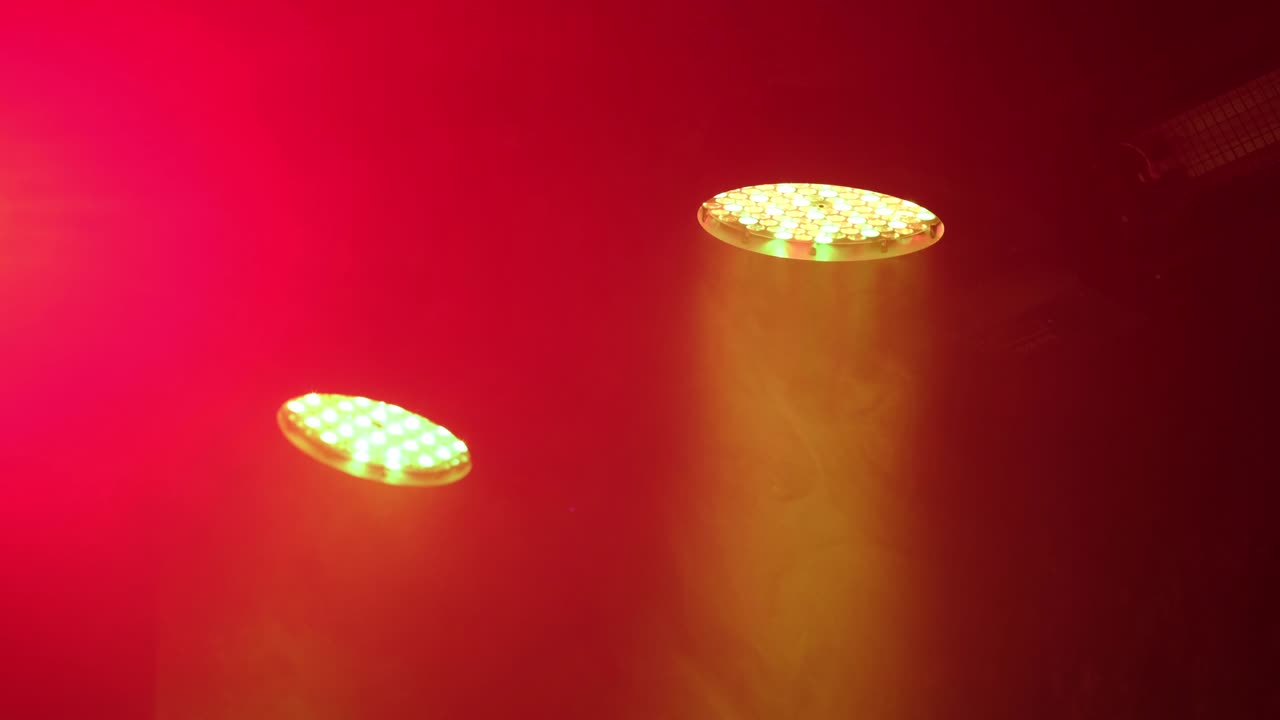 야간 클럽에서 연기가 있는 다채로운 파티 조명 무대