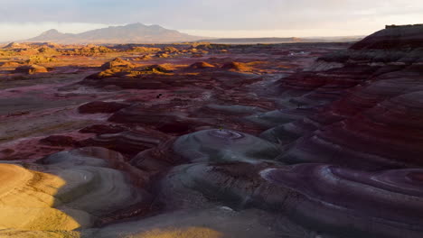 Niña-Admirando-El-Paisaje-Marciano-De-Las-Colinas-De-Bentonita-Al-Atardecer-Cerca-De-Hanksville-En-Utah,-Estados-Unidos