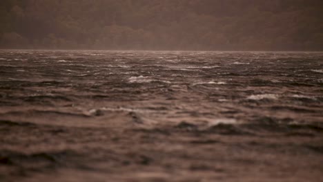 Extreme-Sturmstärke-Weht-über-Einen-See-In-Schottland