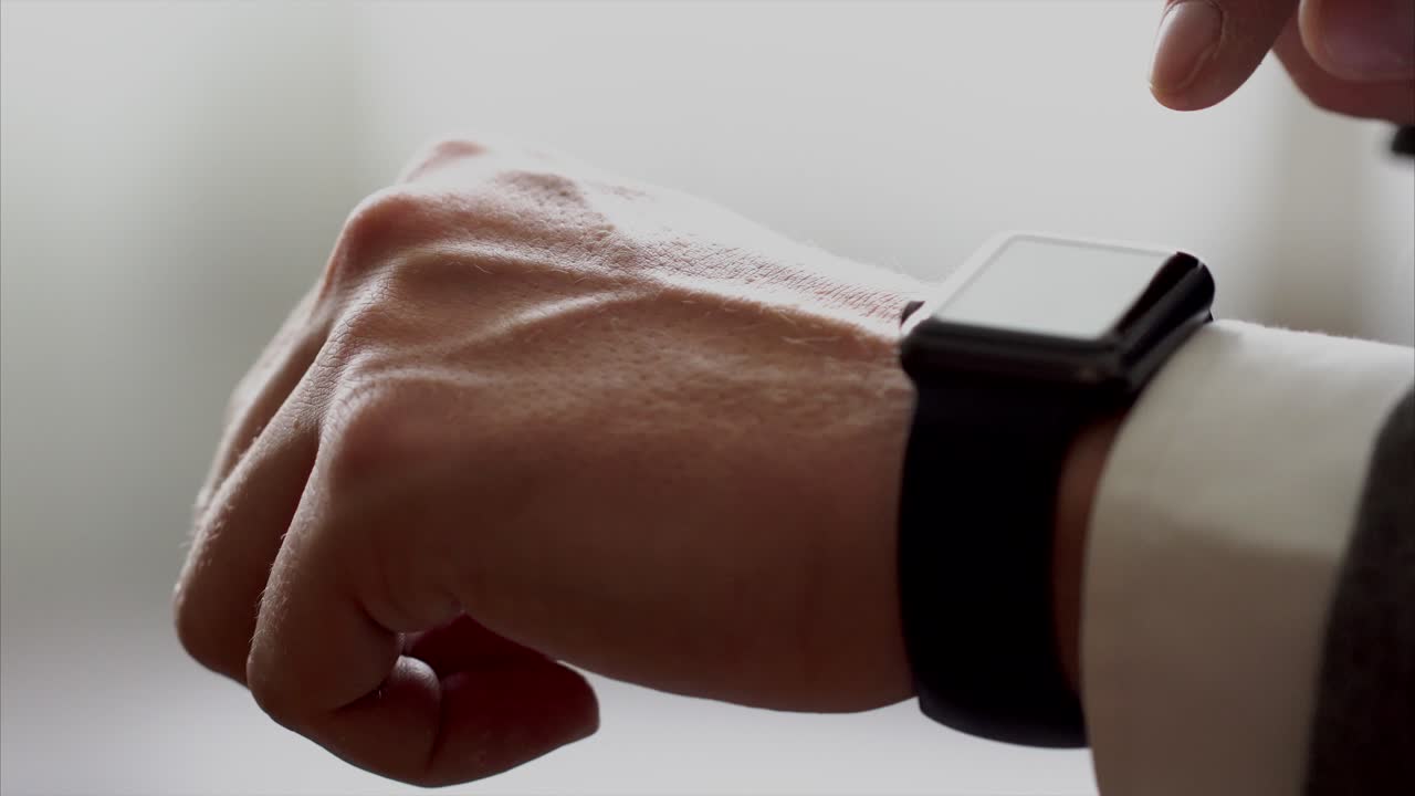 hombre ajustando reloj inteligente