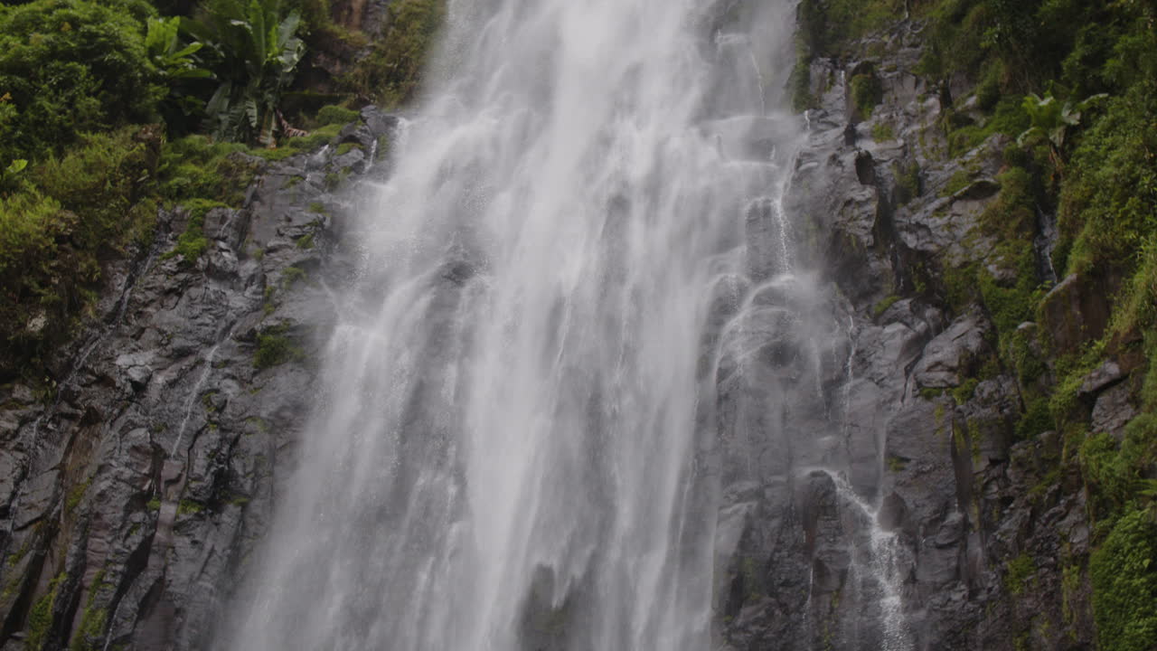 las cataratas de materuni caen en cascadas por los verdes acantilados de la ciudad de moshi, tanzania, creando una escena serena.