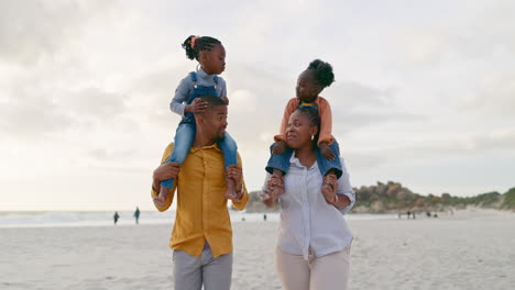 Familia,-Niños-Sobre-Los-Hombros-De-Sus-Padres-En-La-Playa.