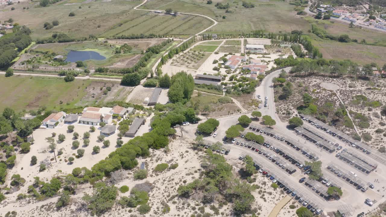 노란색 모래 언덕으로 둘러싸인 프라야 두 페고의 공중 뷰, 소나무, 거대한 해변