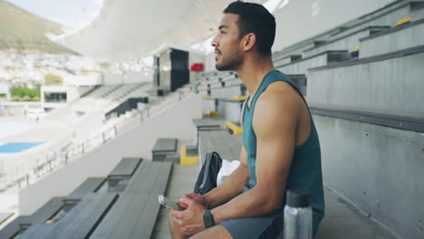 un atleta pensando enviando mensajes de texto por teléfono