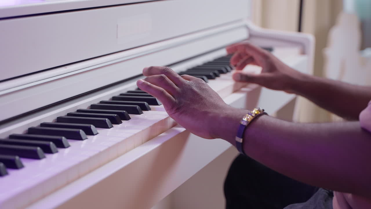 persona tocando el piano