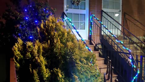 entrada de una casa decorada para navidad