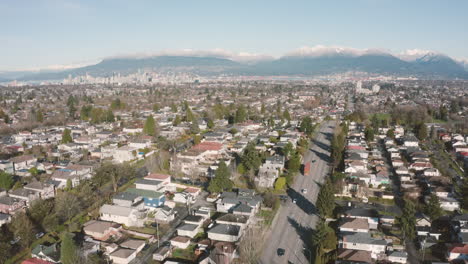 Aerial-rise-over-a-residential-neighbourhood-in-beautiful-Vancouver,-Canada