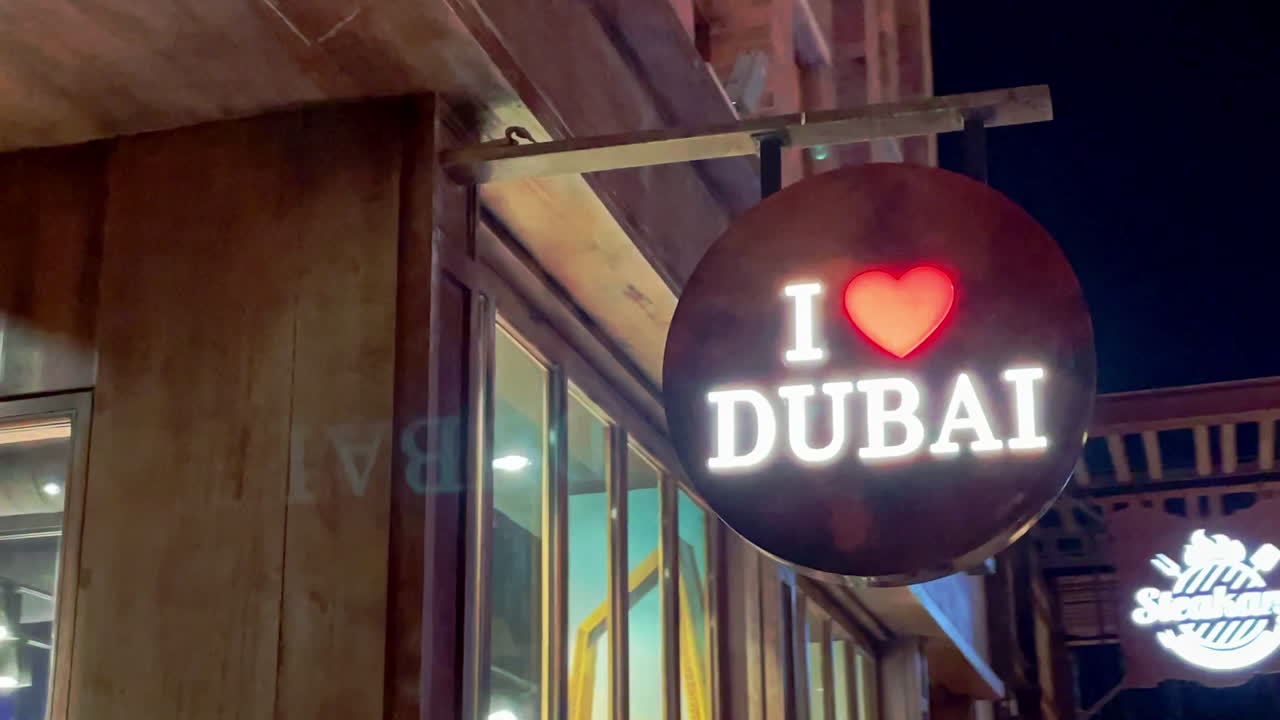signo de neón i love dubai en dubai, emiratos árabes unidos 4k