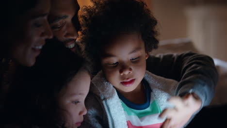 Familia-Feliz-Usando-Una-Tableta-Con-Niños,-Madre-Y-Padre-Viendo-A-Los-Niños-Jugar-En-Tecnología-De-Pantalla-Táctil-Disfrutando-De-Una-Noche-Relajante-Antes-De-Acostarse