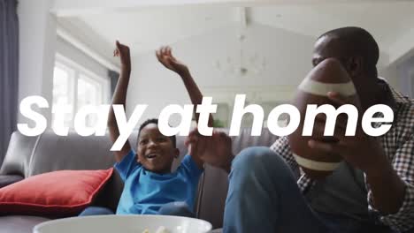 animación de quedarse en casa texto sobre padre y hijo afroamericanos viendo la televisión