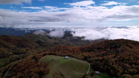 Empuje-Aéreo-Sobre-La-Cabaña-Y-La-Granja-De-La-Montaña-Apalache-Cerca-De-Boone-Y-Blowing-Rock-Nc,-Carolina-Del-Norte