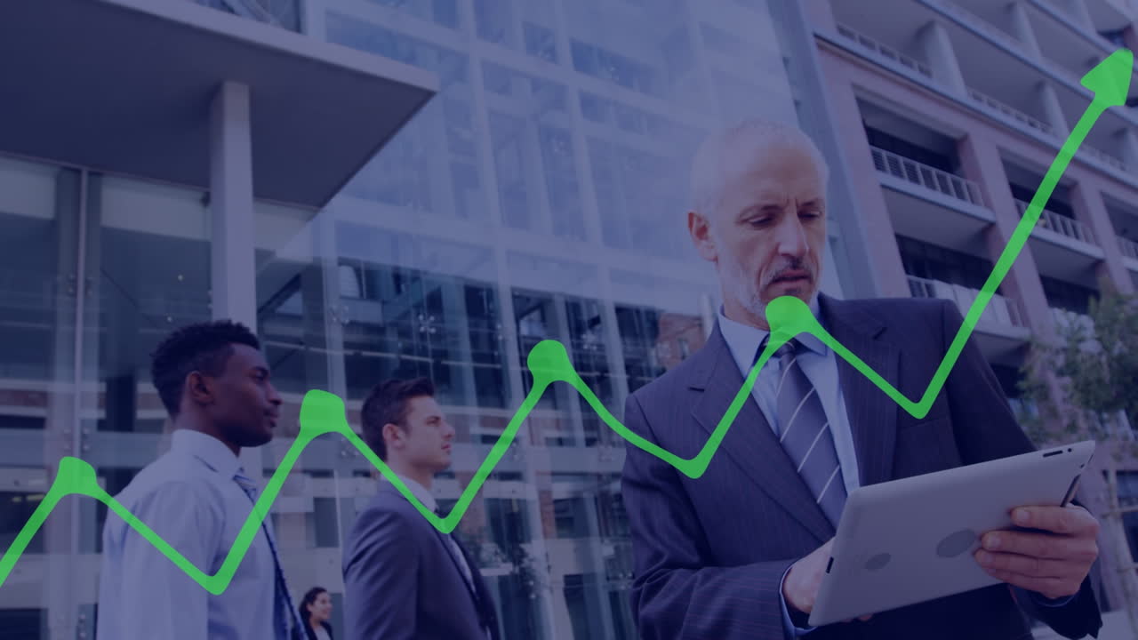 animación del procesamiento de datos financieros sobre diversas personas de negocios