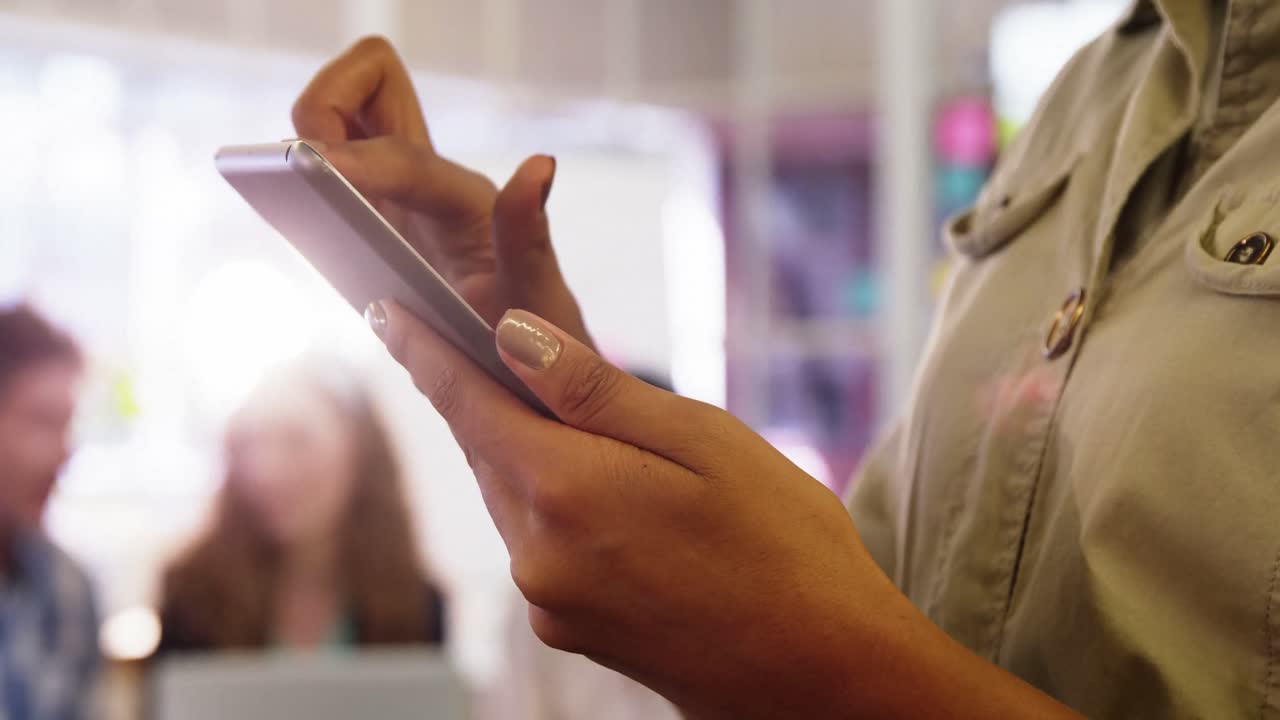 primer plano de una mujer ejecutiva de negocios usando una tableta digital