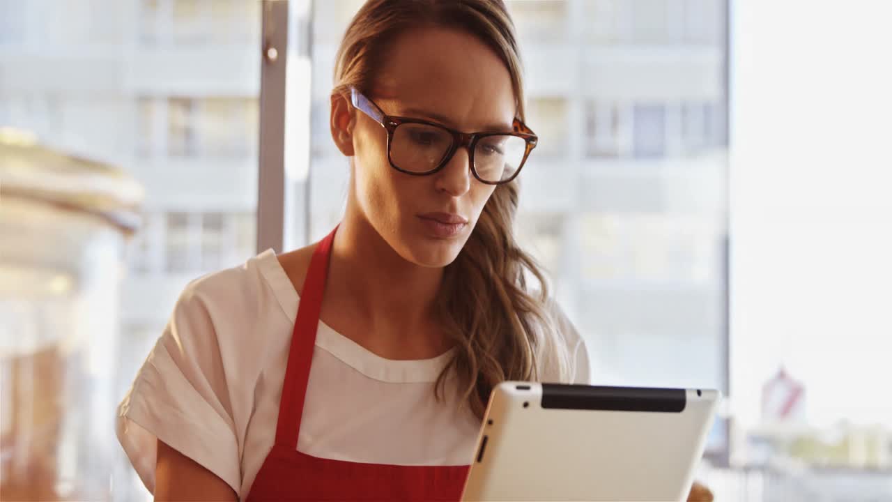 camarera usando una tableta digital