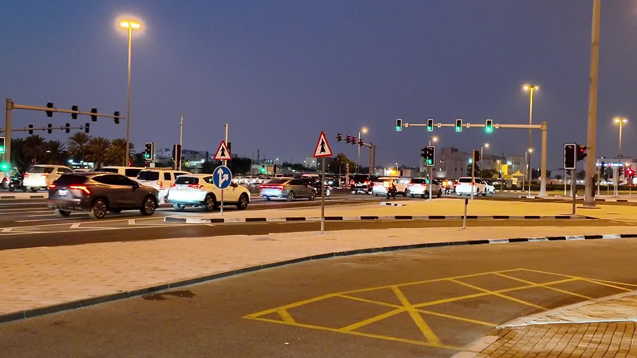 tráfico nocturno en una intersección