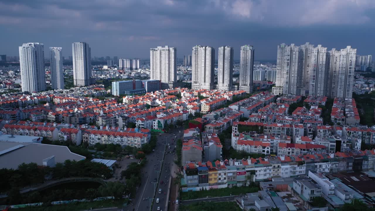 Vietnam, Ho Chi Minh Şehri'nin modern kentsel ve yüksek katlı gelişim alanının, dramatik öğleden sonra gökyüzü altında havadan çekimi.