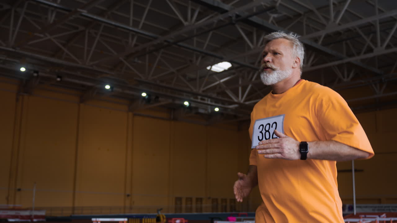 실내 훈련을 하는 노인