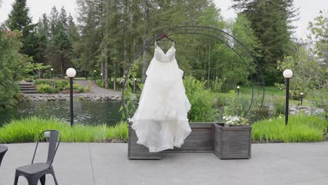 Wunderschönes-Weißes-Hochzeitskleid-Hängend