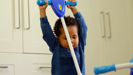 vista frontal de un lindo niño negro jugando en un hogar cómodo 4k