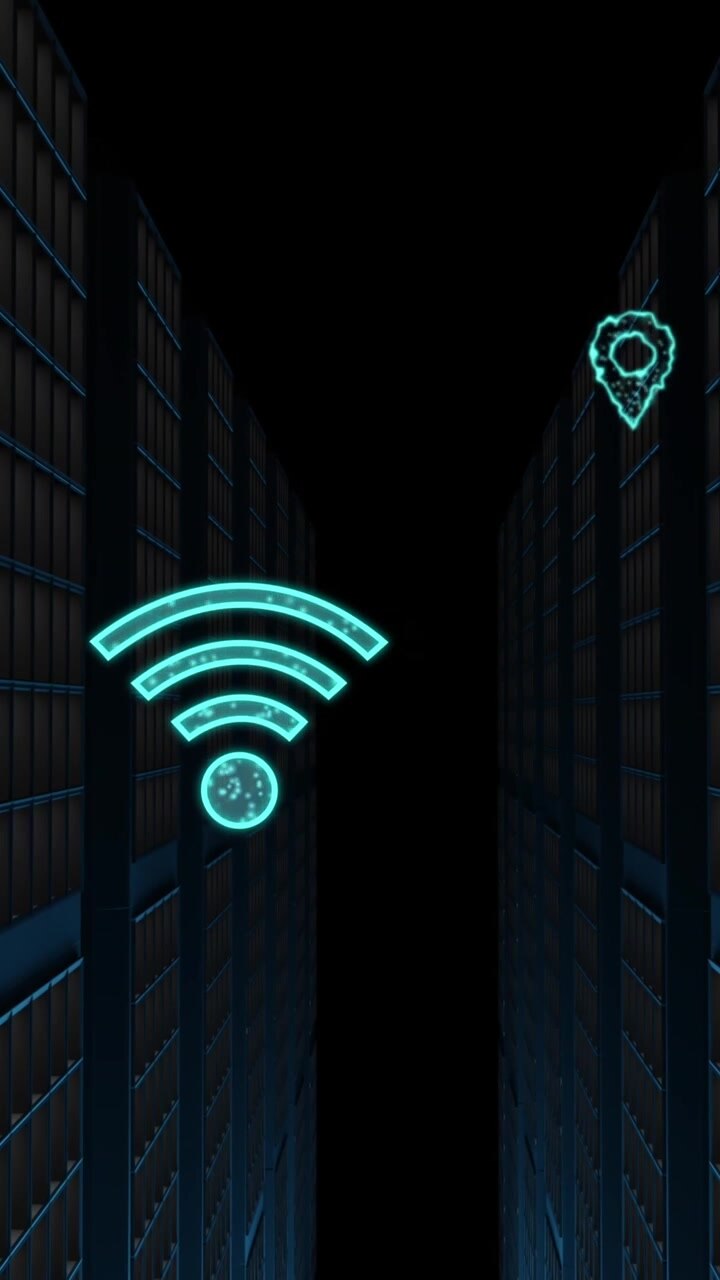 Animazione di icone cloud e Wi-Fi, elaborazione dati su server.