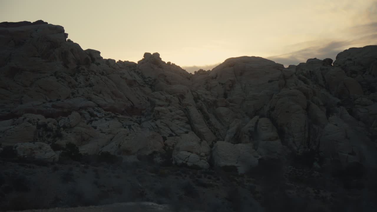 el atardecer de la montaña