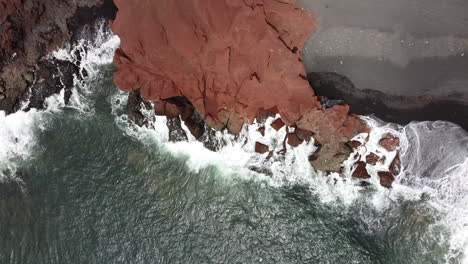 altos acantilados en el océano en españa