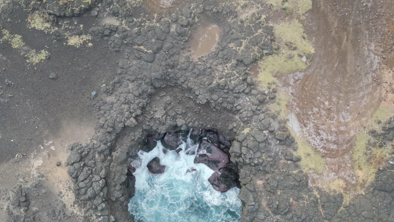 Mauritius - Le Bouchon - vista scorrevole dall'alto sul Pont Naturel.