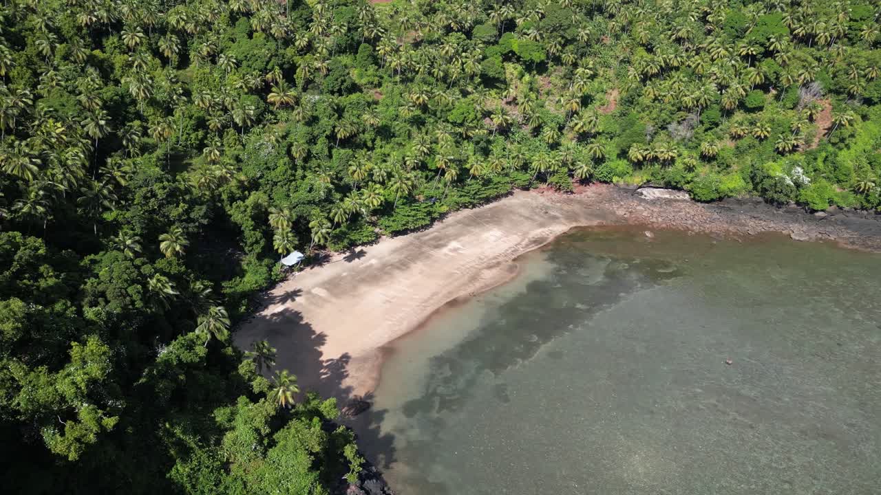 una playa aislada rodeada de exuberante bosque en la isla de anjouan, comoras, vista aérea