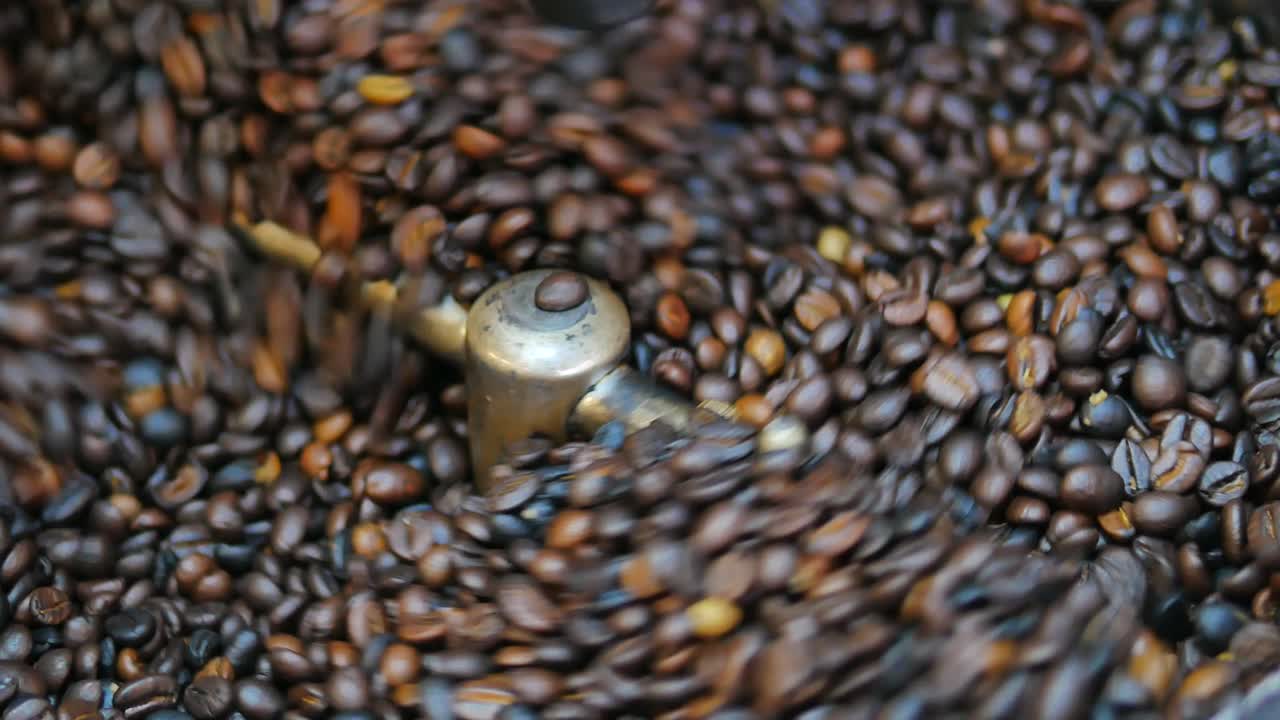 커피 콩 이 기계 에서 구워지고 있다