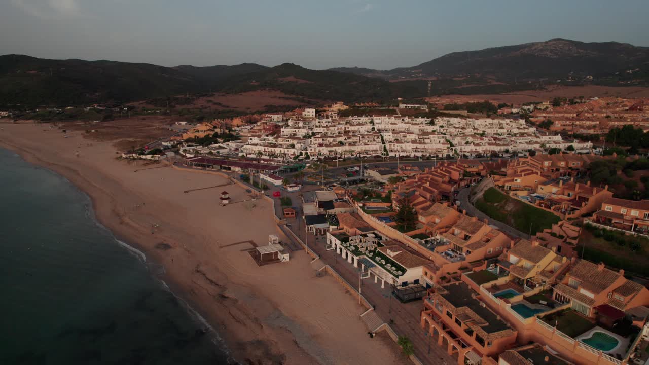 Luftfoto med roterende drone over bykomplekset i Algeciras by i Spanien under solopgang