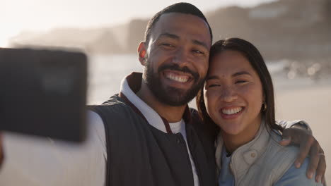 Couple-at-beach,-hug-in-selfie-with-travel