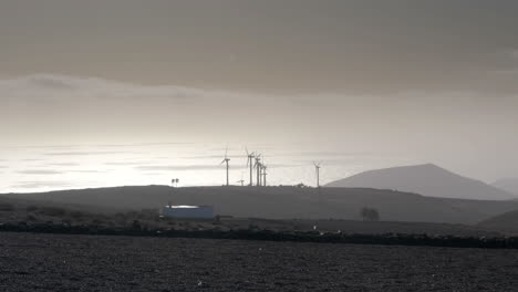 plano general de turbinas eólicas con el océano atlántico en lanzarote, islas canarias, españa