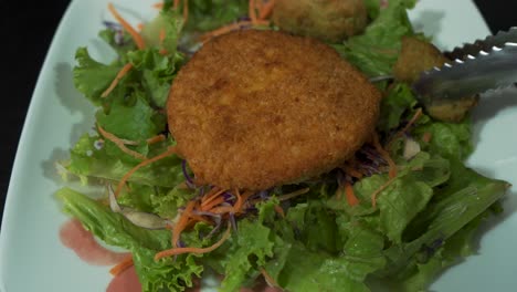 tots de brócoli y queso sobre ensalada de pollo