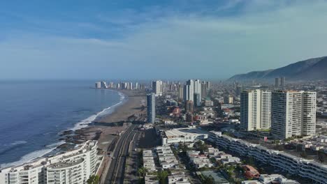 Tiro-De-Hiperlapso-De-Iquique,-Chile-Durante-El-Día-Con-Olas-Rompiendo-En-La-Playa