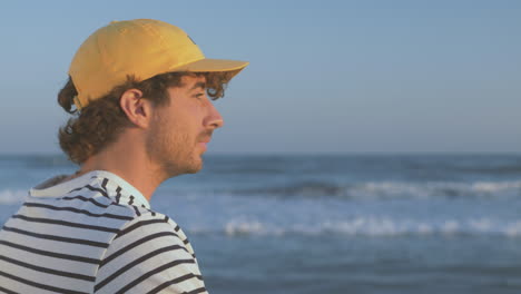 Retrato,-De,-Atleta,-Hombre,-Con,-Gorra,-Mirar-Mar