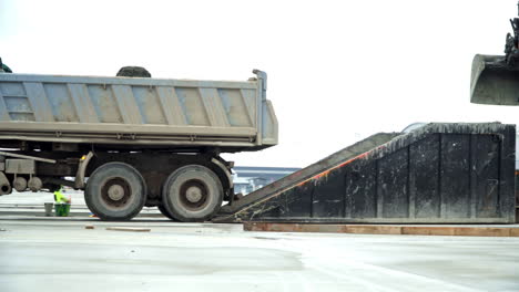 vertido de cemento en una máquina pavimentadora de hormigón