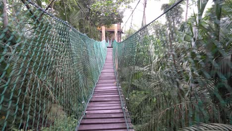 Moverse-En-El-Puente-Colgante-De-Madera.